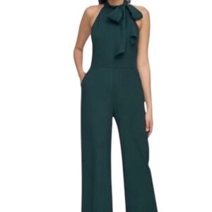 Elegant Green Vince Camuto
Sleeveless Bow Tie Mock Neck Jumpsuit
Size 12